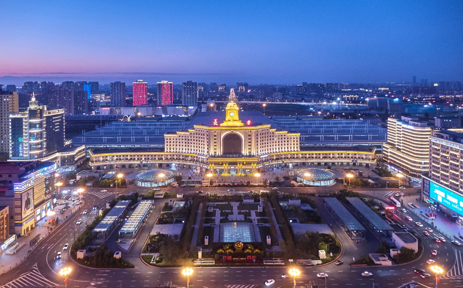 人民大街历史文化街区改造楼体整饬项目001-站前广场节点夜景鸟瞰(1).jpg