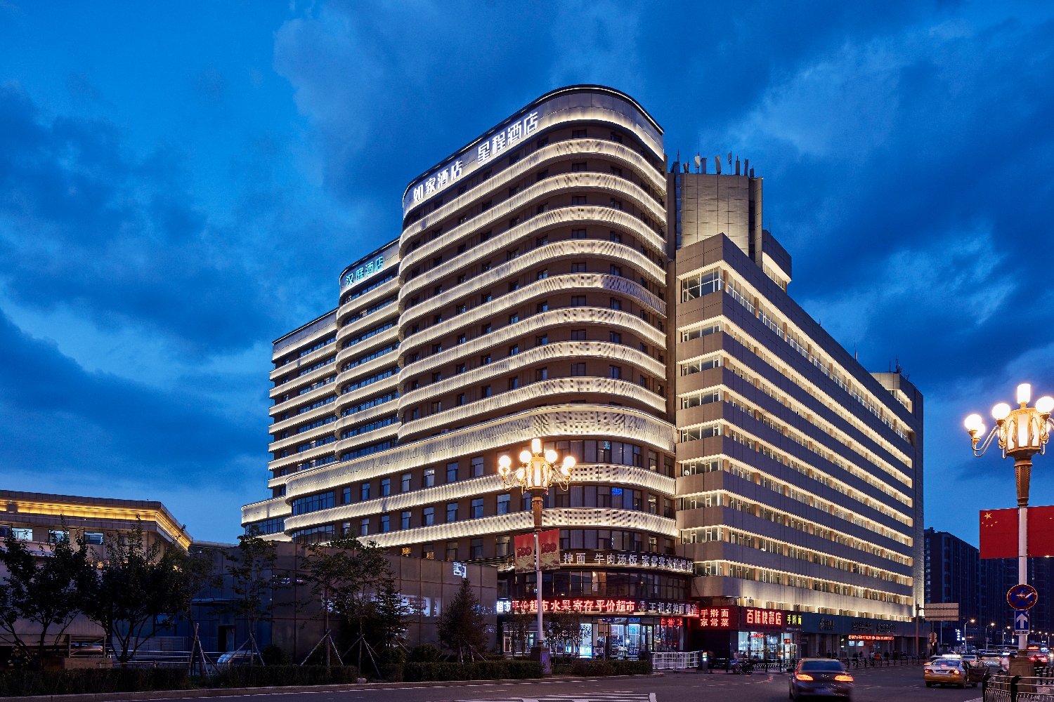 人民大街历史文化街区改造楼体整饬项目006-邮政大厦沿街夜景.jpg