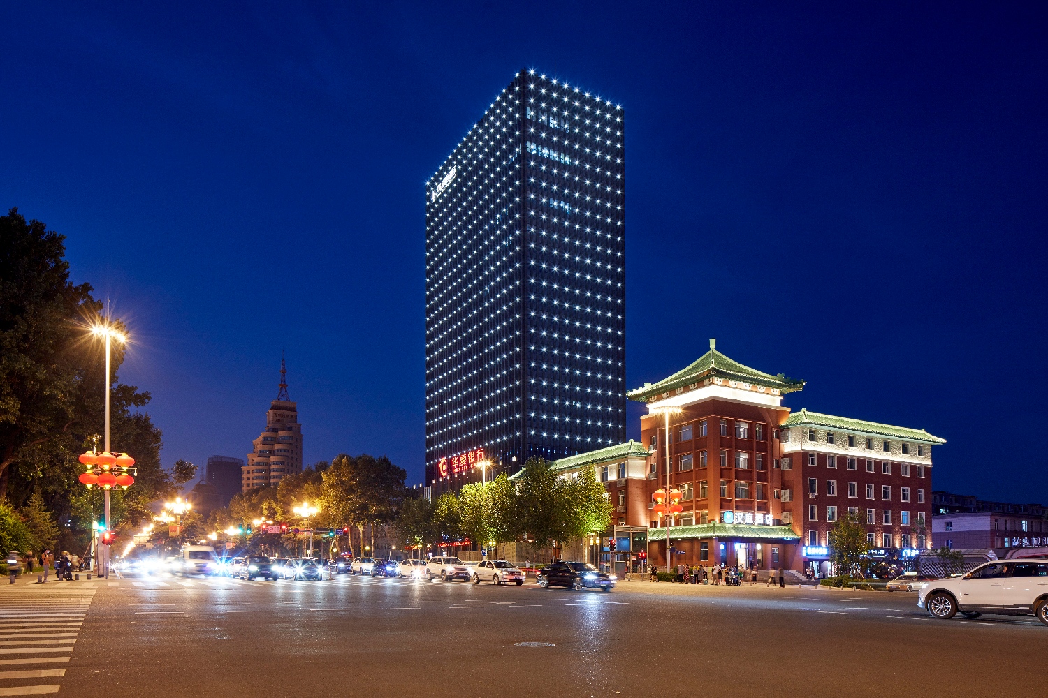 人民大街历史文化街区改造楼体整饬项目010-汉庭酒店沿街夜景.jpg